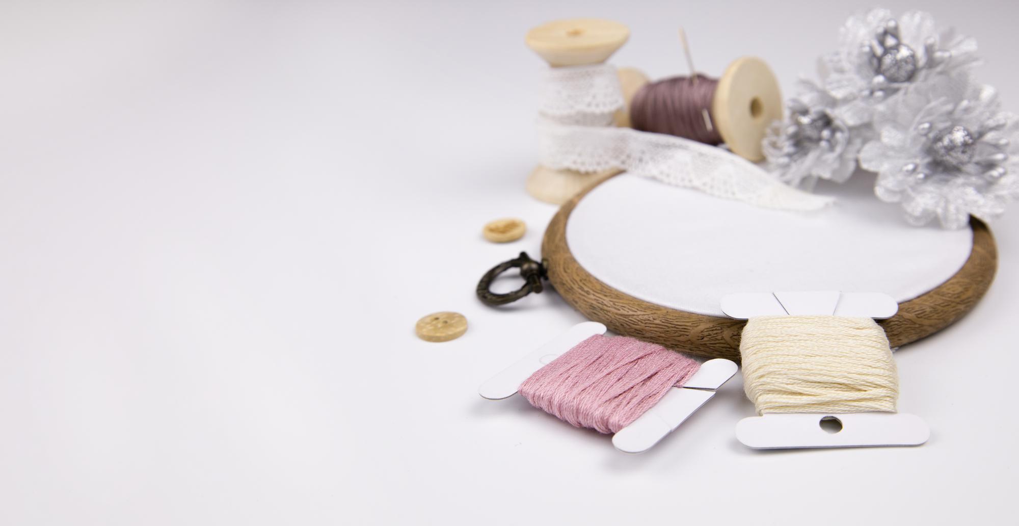 Atelier con materiali per ricamo e filati ordinati